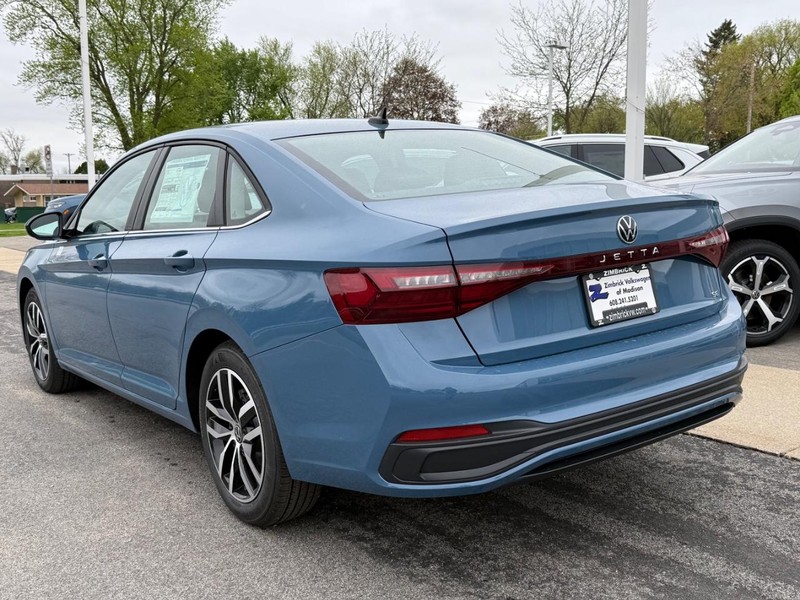 Volkswagen Jetta Vehicle Full-screen Gallery Image 3