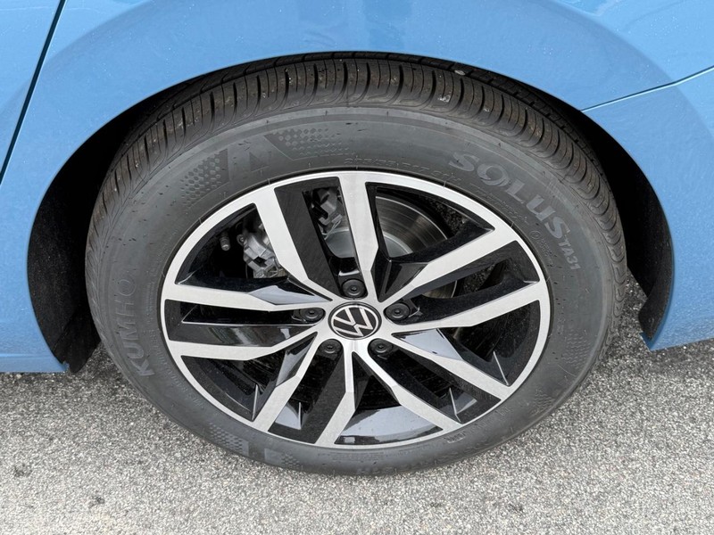 Volkswagen Jetta Vehicle Full-screen Gallery Image 4