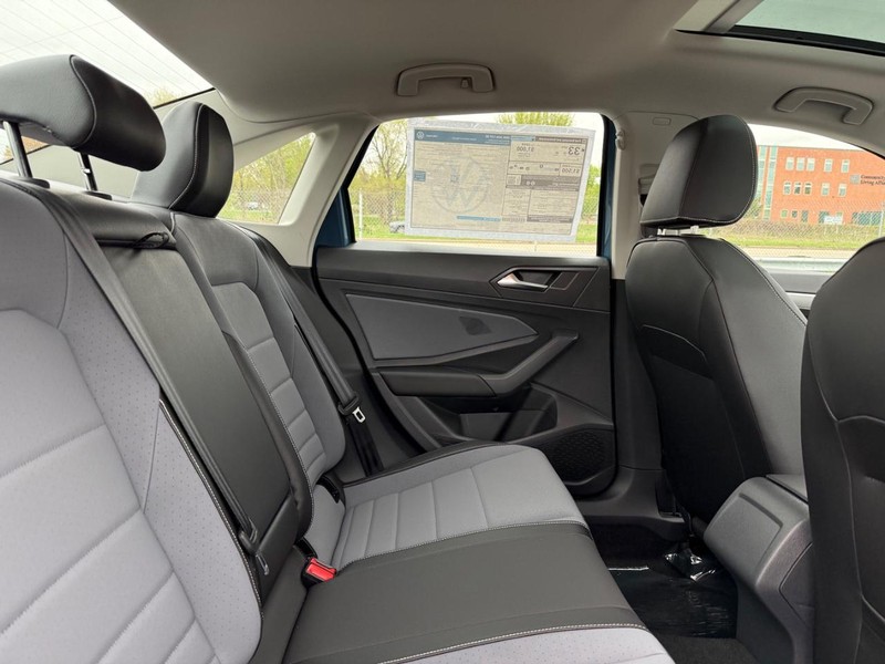 Volkswagen Jetta Vehicle Full-screen Gallery Image 5