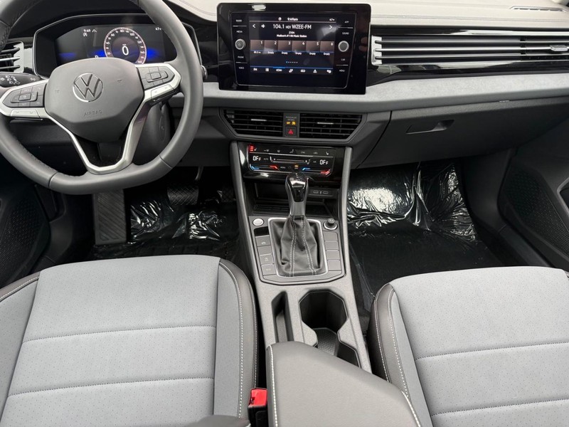Volkswagen Jetta Vehicle Full-screen Gallery Image 6