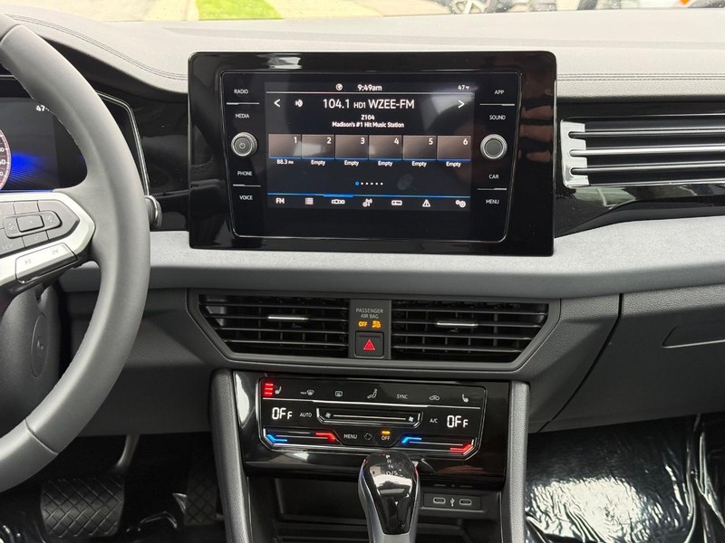 Volkswagen Jetta Vehicle Full-screen Gallery Image 7