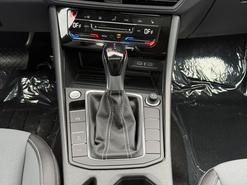 Volkswagen Jetta Vehicle Full-screen Gallery Image 8
