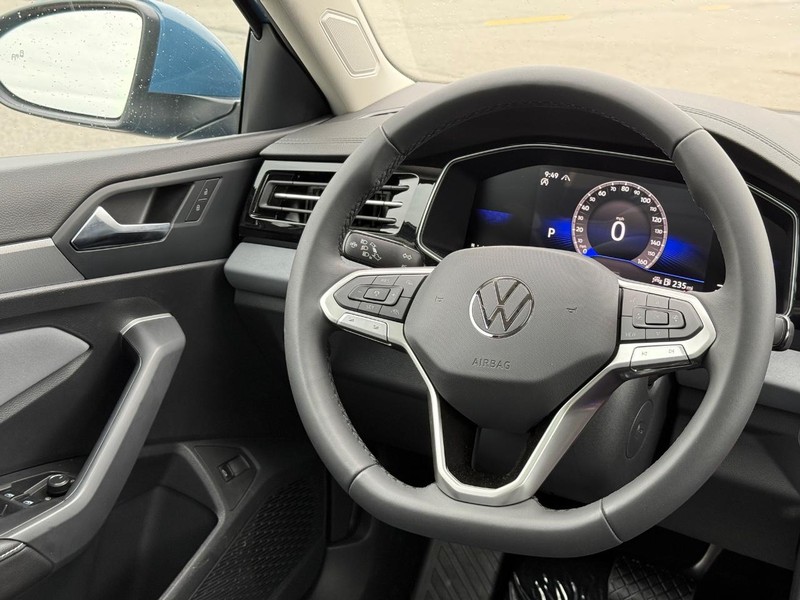 Volkswagen Jetta Vehicle Full-screen Gallery Image 9