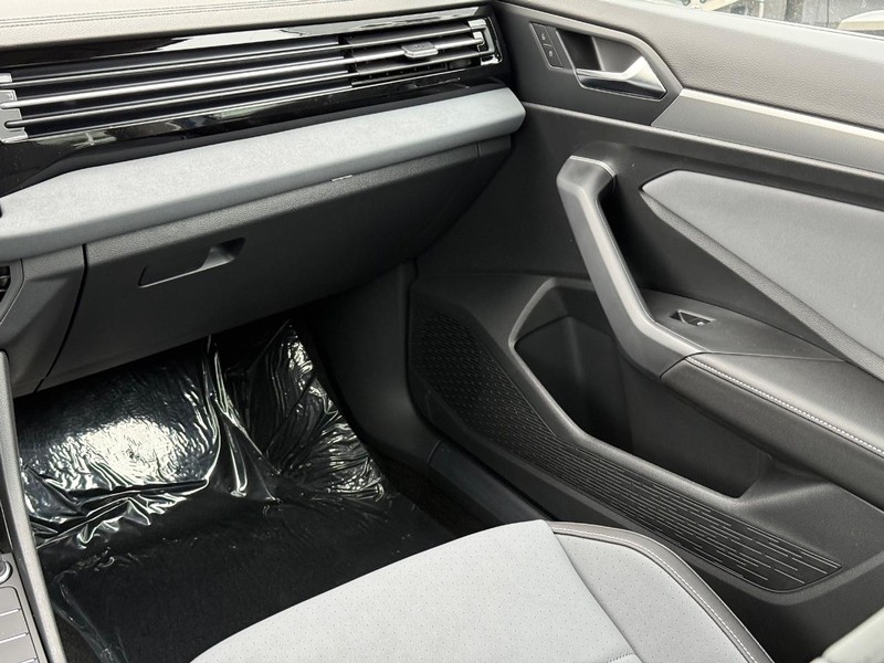 Volkswagen Jetta Vehicle Full-screen Gallery Image 10