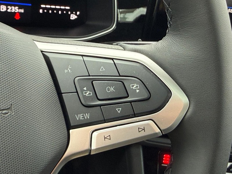 Volkswagen Jetta Vehicle Full-screen Gallery Image 12
