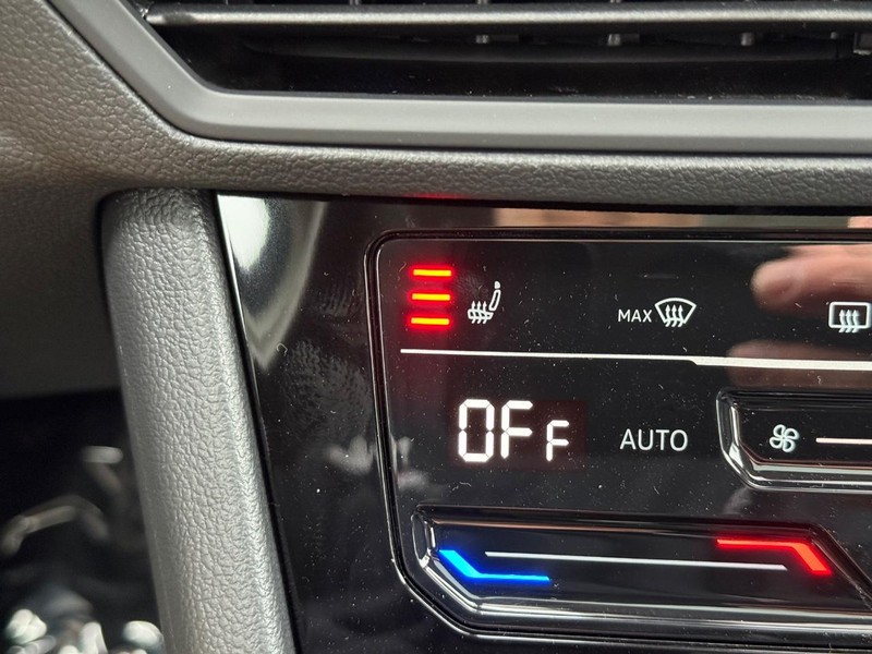 Volkswagen Jetta Vehicle Full-screen Gallery Image 14