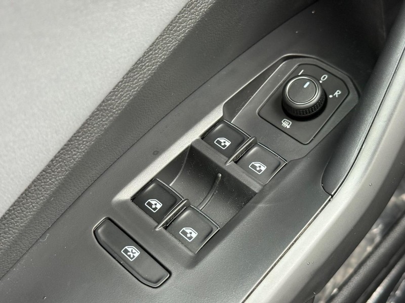 Volkswagen Jetta Vehicle Full-screen Gallery Image 15