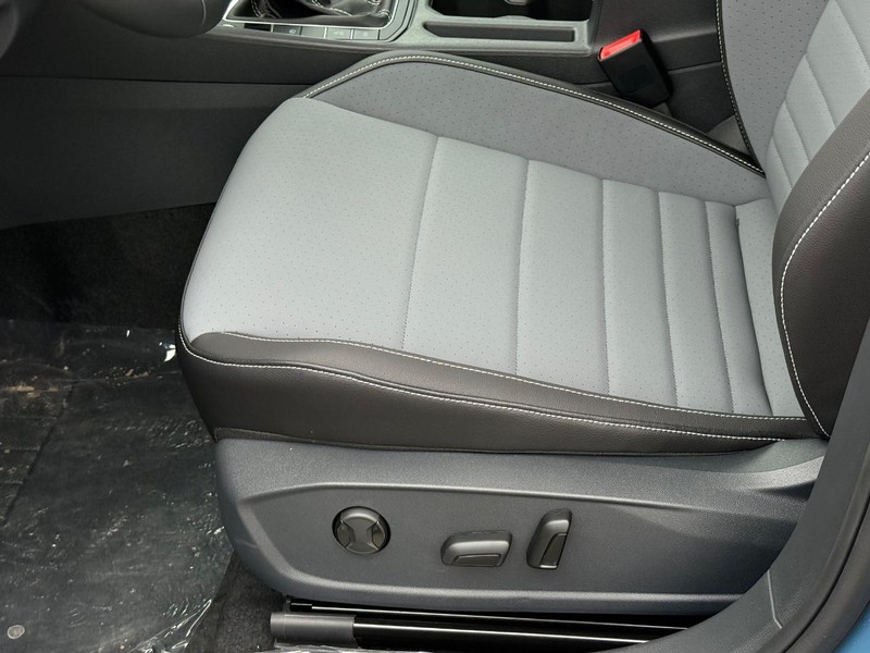 Volkswagen Jetta Vehicle Full-screen Gallery Image 16