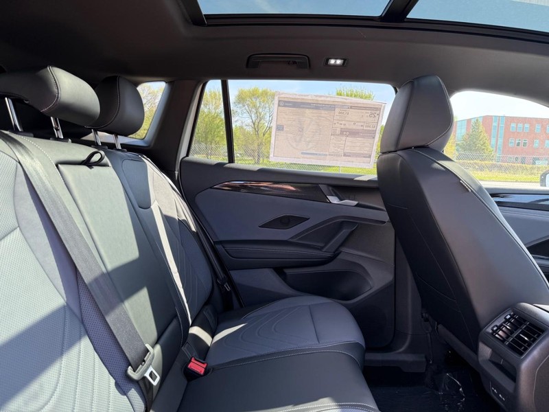 Volkswagen Tiguan Vehicle Full-screen Gallery Image 4