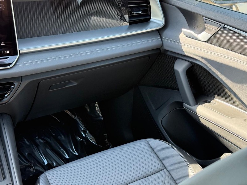 Volkswagen Tiguan Vehicle Full-screen Gallery Image 8