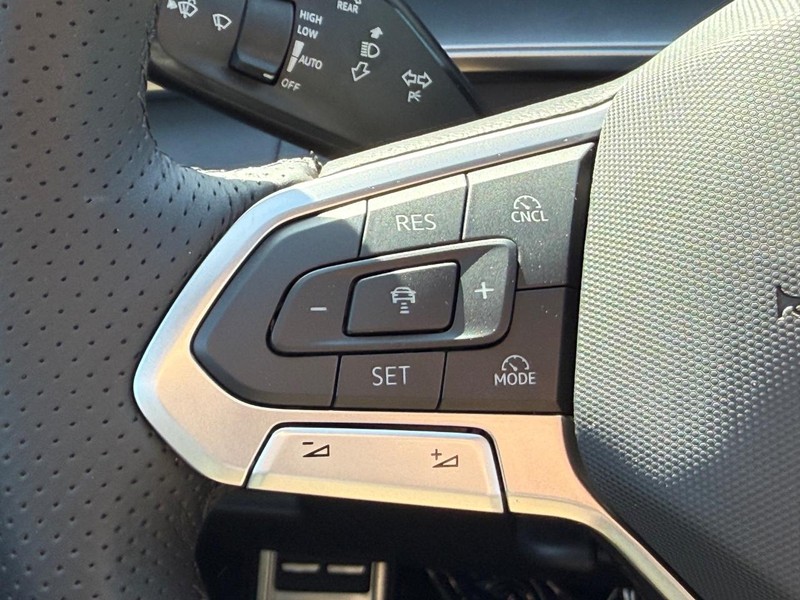 Volkswagen Tiguan Vehicle Full-screen Gallery Image 9