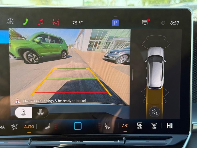 Volkswagen Tiguan Vehicle Full-screen Gallery Image 12
