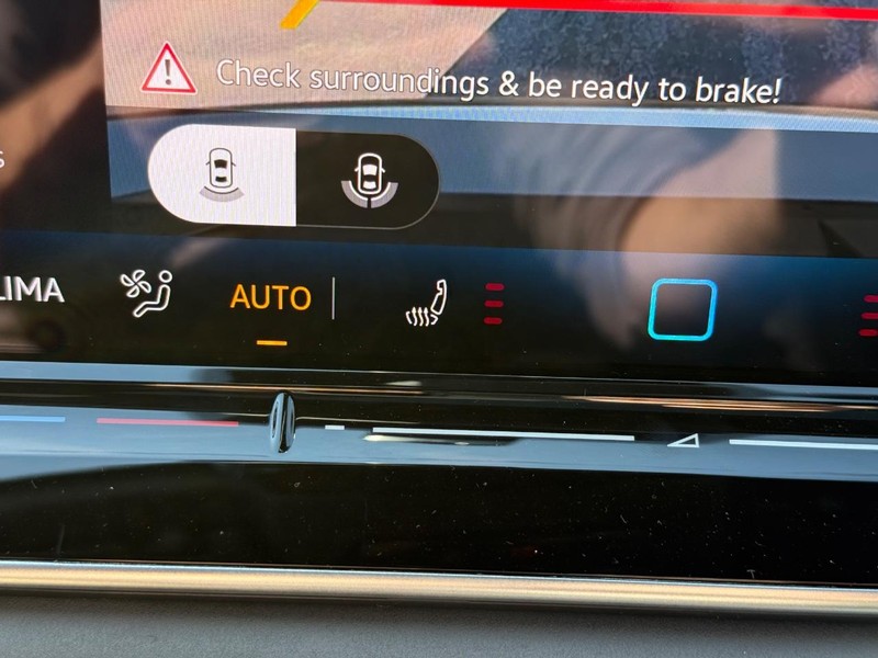 Volkswagen Tiguan Vehicle Full-screen Gallery Image 13