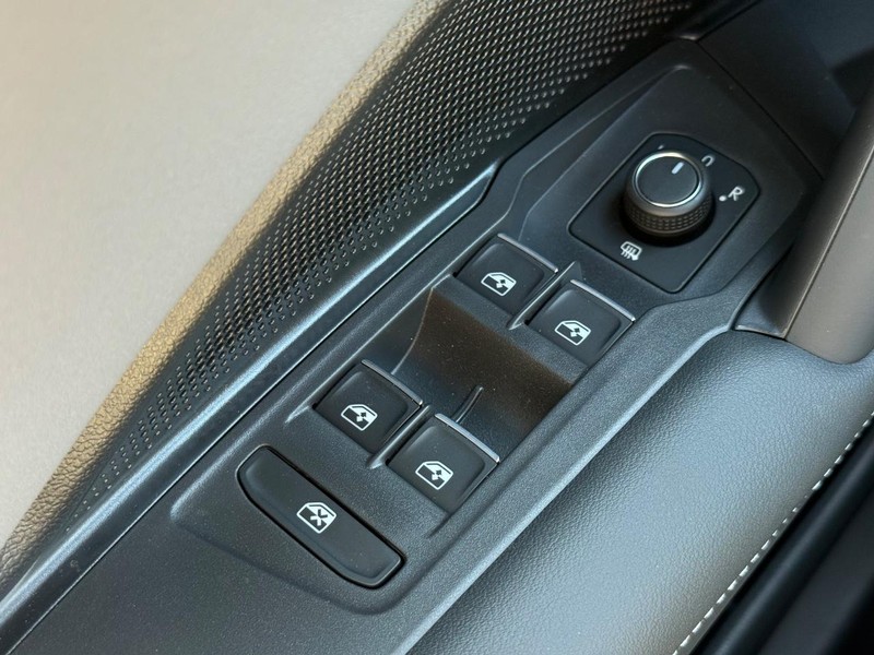 Volkswagen Tiguan Vehicle Full-screen Gallery Image 14