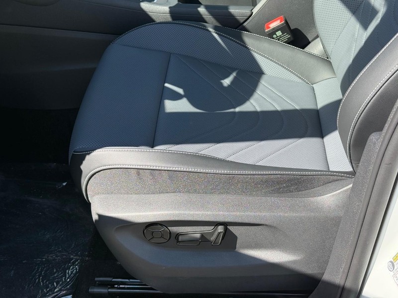 Volkswagen Tiguan Vehicle Full-screen Gallery Image 15