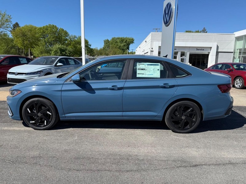 Volkswagen Jetta Vehicle Full-screen Gallery Image 2