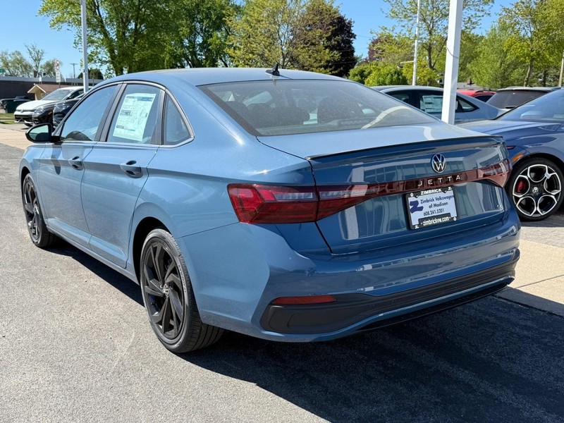 Volkswagen Jetta Vehicle Full-screen Gallery Image 3