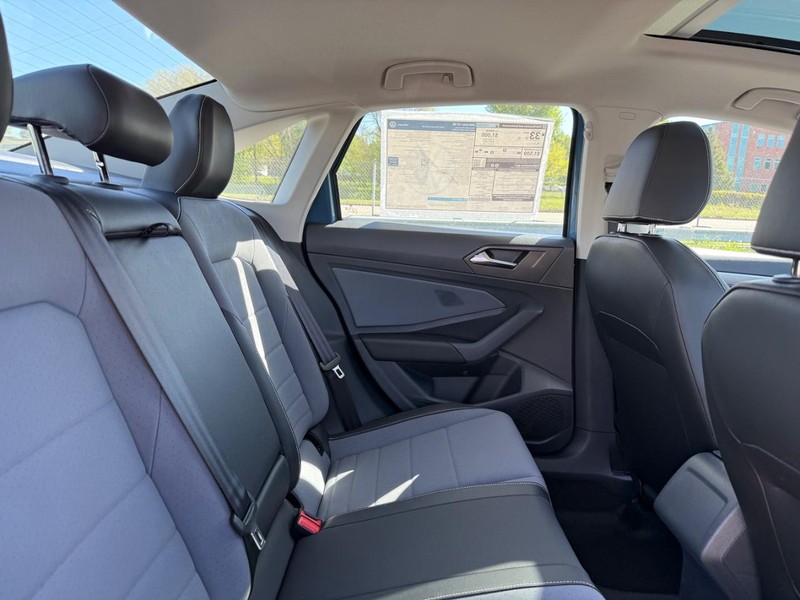 Volkswagen Jetta Vehicle Full-screen Gallery Image 5