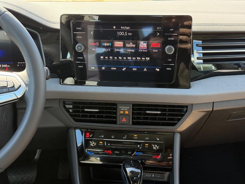 Volkswagen Jetta Vehicle Full-screen Gallery Image 7