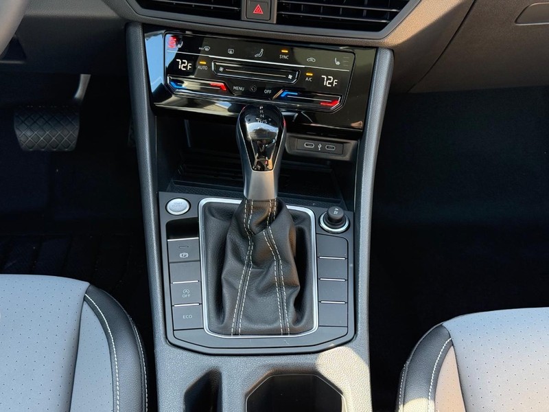 Volkswagen Jetta Vehicle Full-screen Gallery Image 8