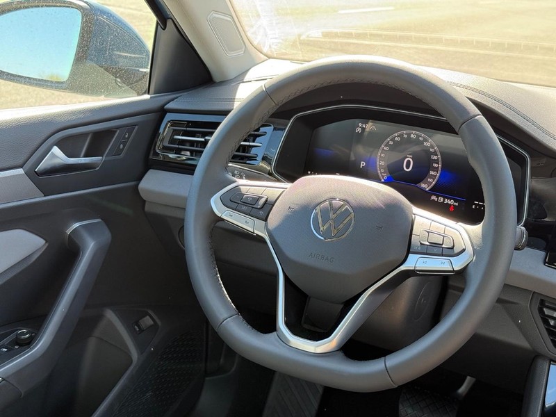 Volkswagen Jetta Vehicle Full-screen Gallery Image 9