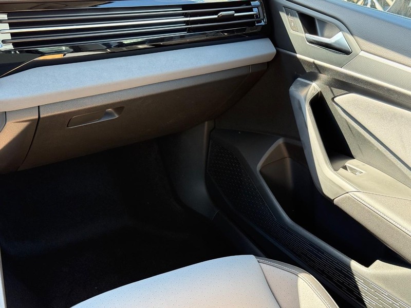 Volkswagen Jetta Vehicle Full-screen Gallery Image 10