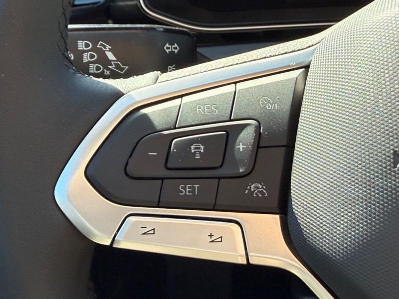 Volkswagen Jetta Vehicle Full-screen Gallery Image 11