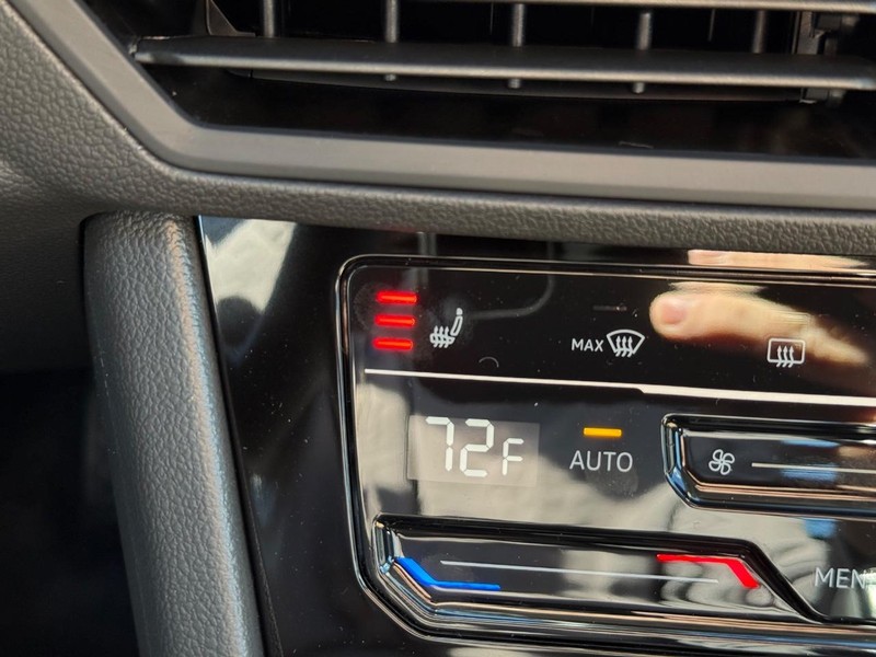 Volkswagen Jetta Vehicle Full-screen Gallery Image 14