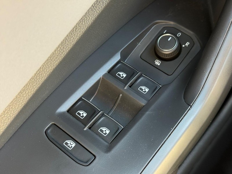 Volkswagen Jetta Vehicle Full-screen Gallery Image 15