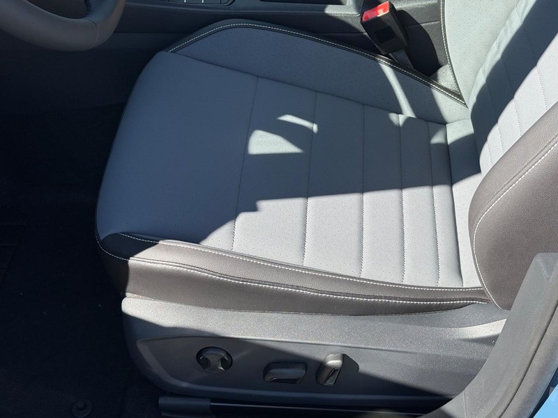 Volkswagen Jetta Vehicle Full-screen Gallery Image 16