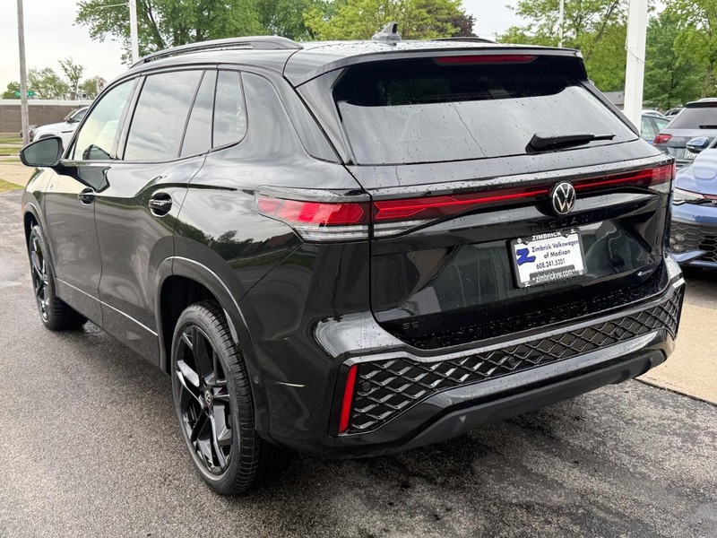 Volkswagen Tiguan Vehicle Full-screen Gallery Image 3