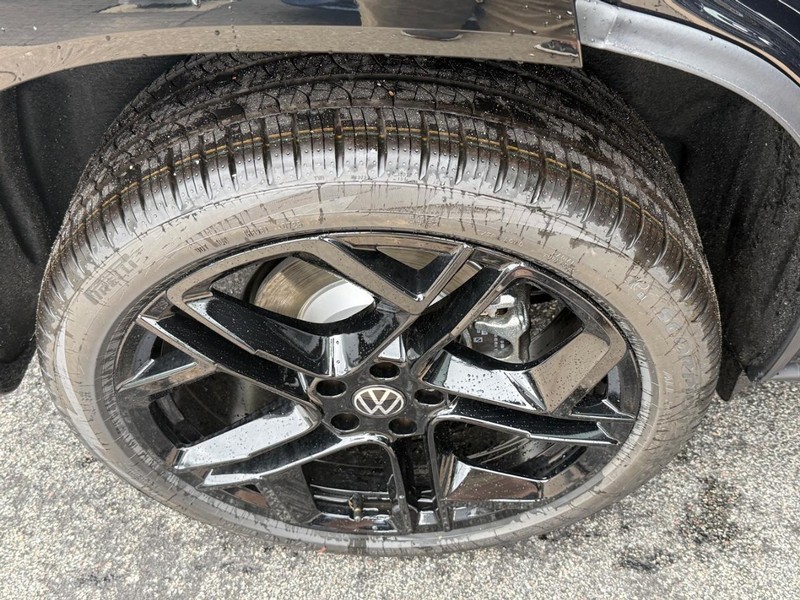 Volkswagen Tiguan Vehicle Full-screen Gallery Image 4