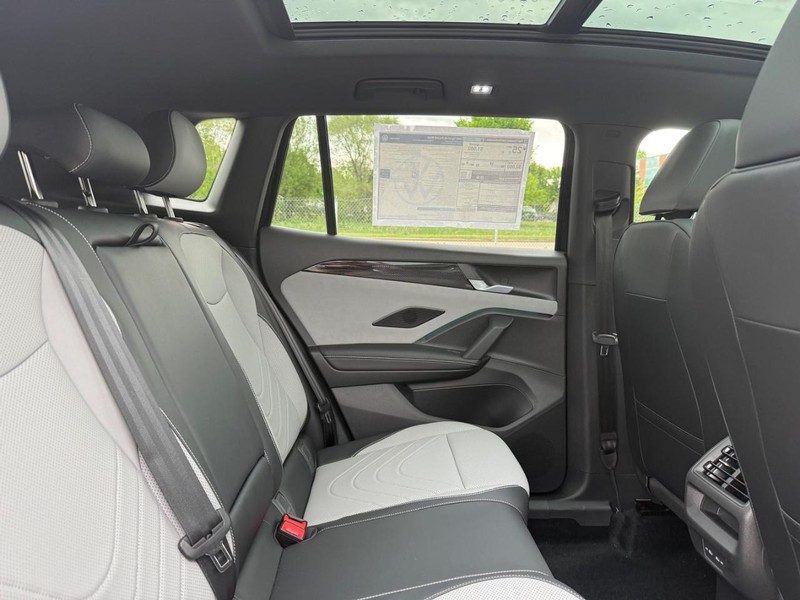 Volkswagen Tiguan Vehicle Full-screen Gallery Image 5