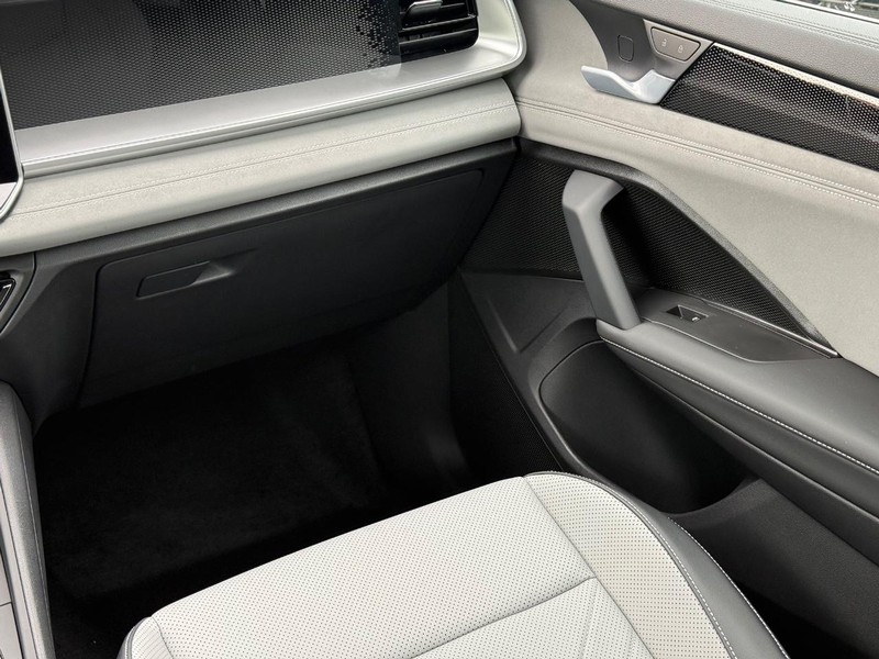 Volkswagen Tiguan Vehicle Full-screen Gallery Image 9