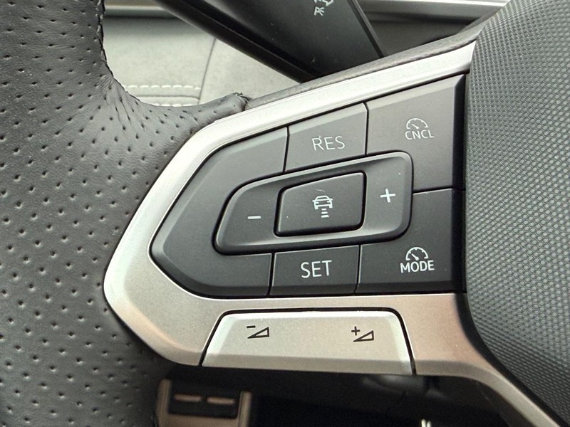 Volkswagen Tiguan Vehicle Full-screen Gallery Image 10