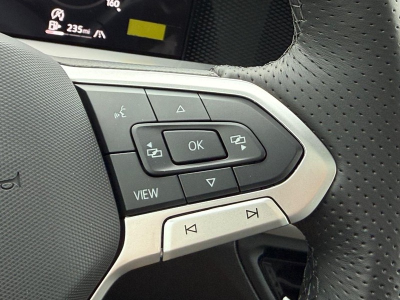 Volkswagen Tiguan Vehicle Full-screen Gallery Image 11