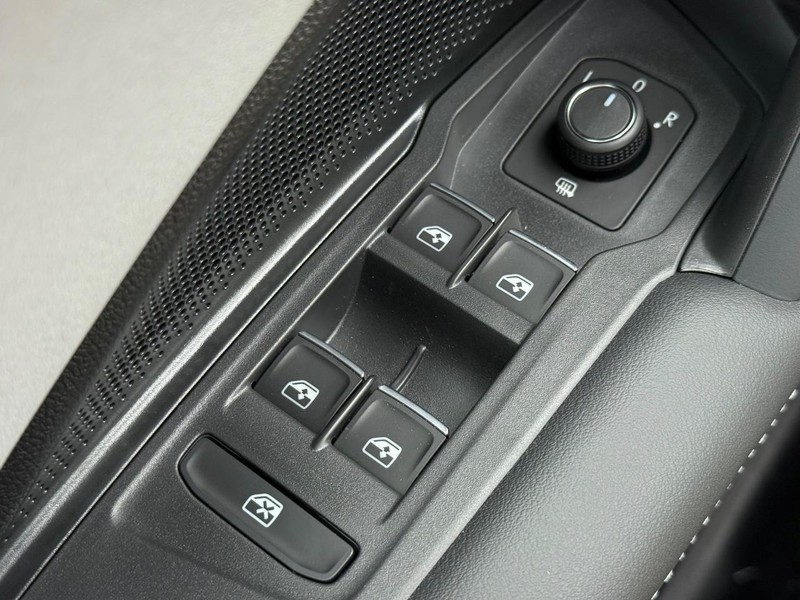 Volkswagen Tiguan Vehicle Full-screen Gallery Image 15