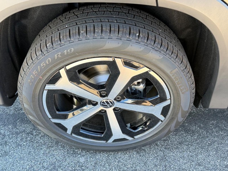 Volkswagen Tiguan Vehicle Full-screen Gallery Image 4