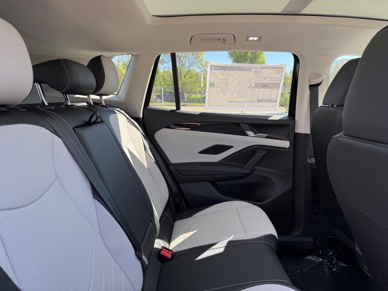 Volkswagen Tiguan Vehicle Full-screen Gallery Image 5