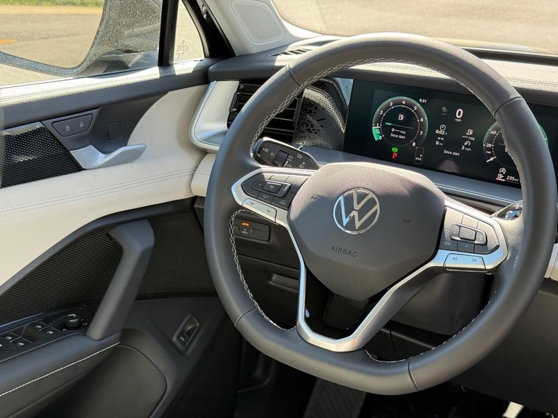 Volkswagen Tiguan Vehicle Full-screen Gallery Image 8