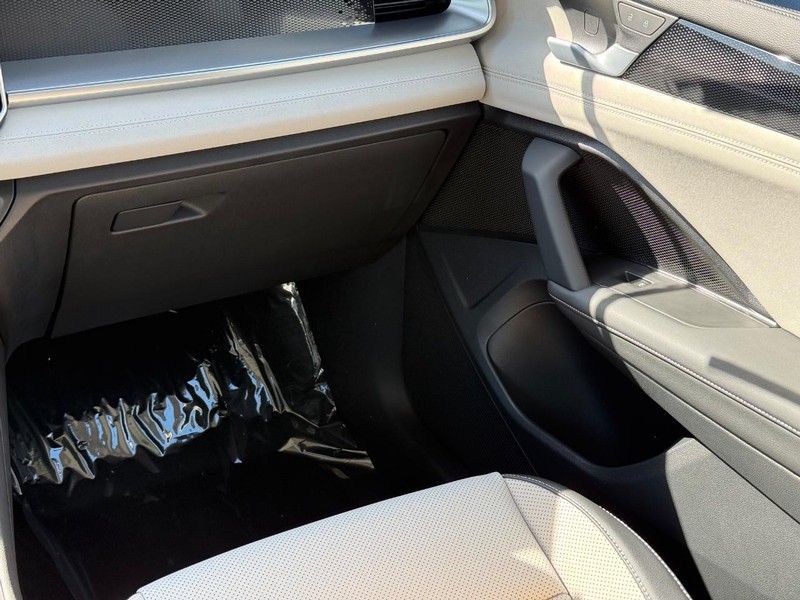 Volkswagen Tiguan Vehicle Full-screen Gallery Image 9