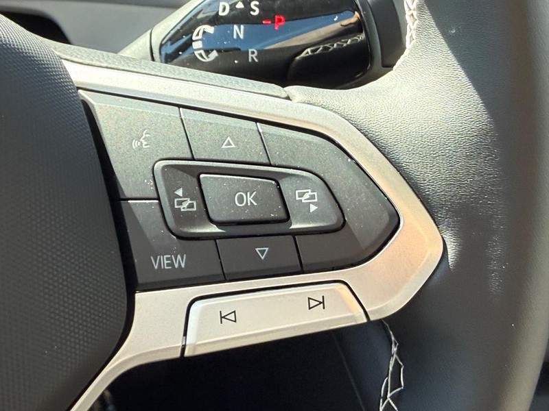 Volkswagen Tiguan Vehicle Full-screen Gallery Image 11