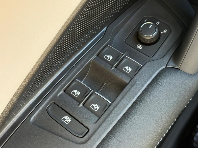 Volkswagen Tiguan Vehicle Full-screen Gallery Image 15