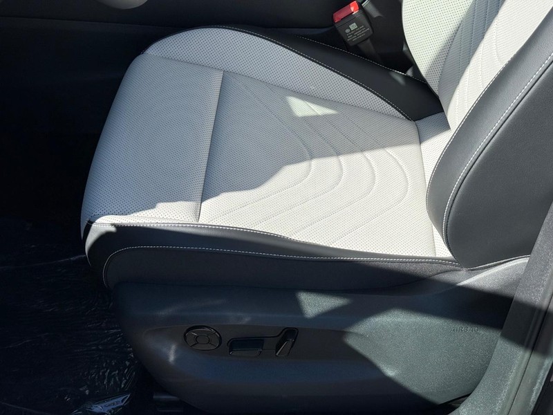 Volkswagen Tiguan Vehicle Full-screen Gallery Image 16