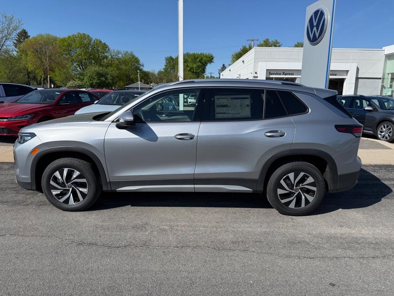 Volkswagen Tiguan Vehicle Full-screen Gallery Image 2