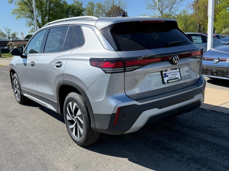Volkswagen Tiguan Vehicle Full-screen Gallery Image 3