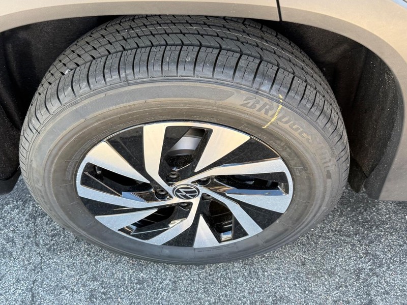 Volkswagen Tiguan Vehicle Full-screen Gallery Image 4