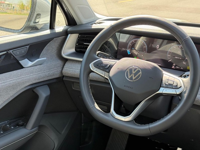 Volkswagen Tiguan Vehicle Full-screen Gallery Image 8