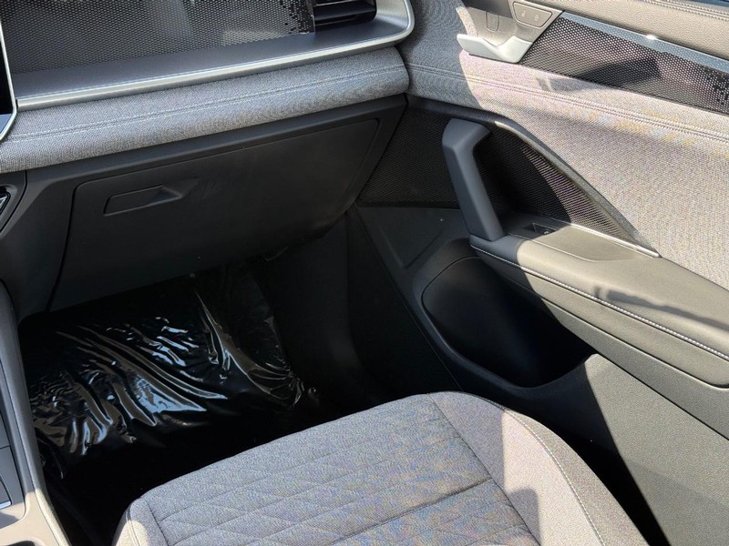 Volkswagen Tiguan Vehicle Full-screen Gallery Image 9