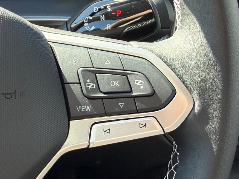 Volkswagen Tiguan Vehicle Full-screen Gallery Image 12